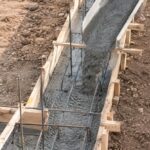 Заливка бетона в опалубку ленточного фундамента